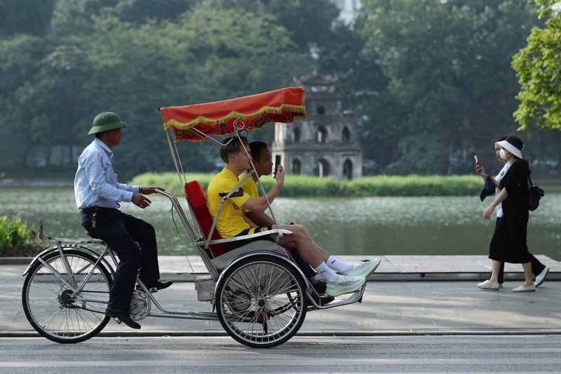Đi dạo quanh Hồ Gươm để trải nghiệm toàn vẹn không khí nơi đây
